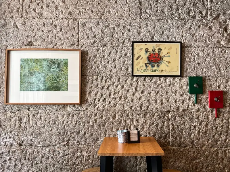 Pared de piedra con cuadros y banco corrido