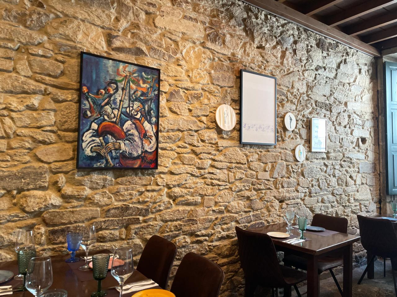 Rincon del comedor con cuadro sobre muro de granito