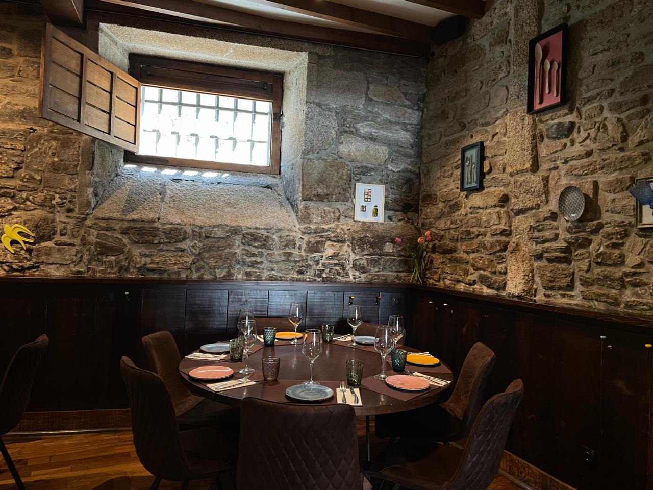 Comedor intimo con ventana de vidrieras y mesa redonda