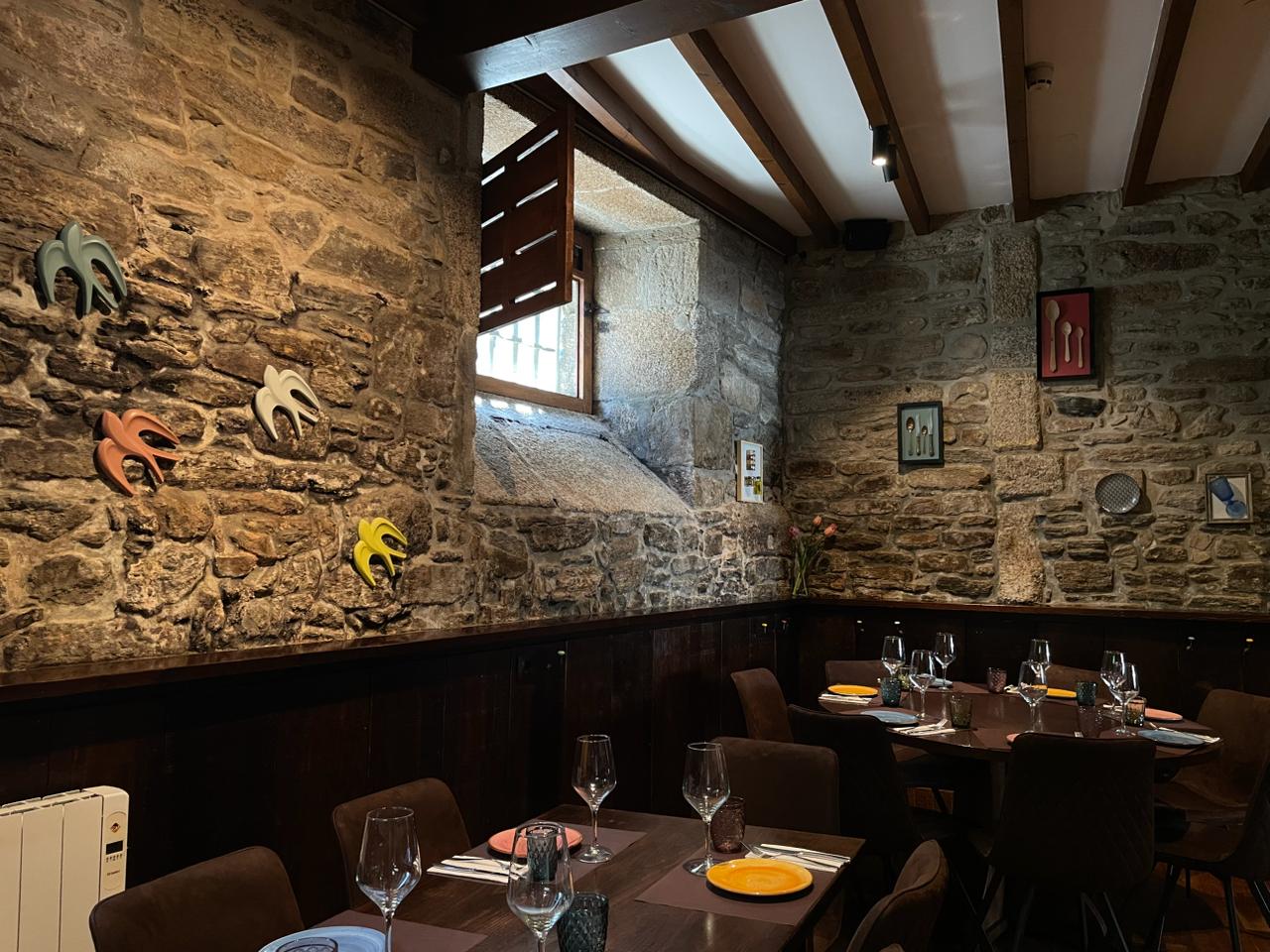 Comedor de piedra con mesas vestidas